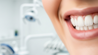 Close-up van een stralende, gezonde glimlach met perfect uitgelijnde witte tanden, tegen een wazige achtergrond van een moderne tandartspraktijk.