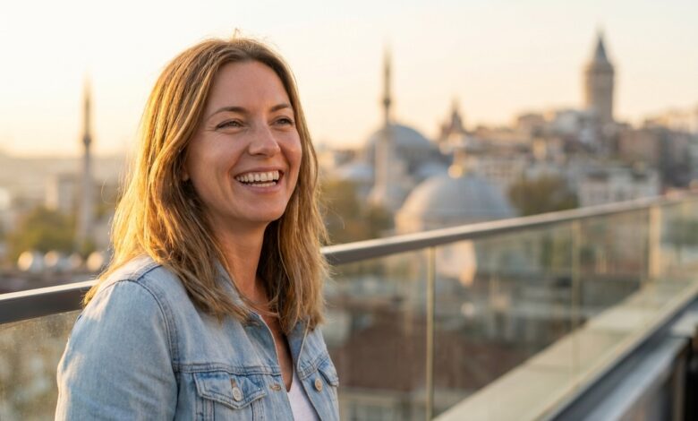 Een persoon met een perfecte, witte glimlach staat buiten, met op de onscherpe achtergrond een zonnig uitzicht op de skyline van Istanbul, Turkije. Dit beeldt het concept van succesvol tandheelkundig toerisme uit.