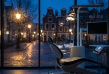 Een lege, moderne tandartsstoel in een schone, goed verlichte behandelkamer 's nachts. Op de achtergrond is een onscherp uitzicht op een Nederlandse stad te zien, wat de 24/7 beschikbaarheid van spoedeisende tandheelkundige zorg symboliseert.