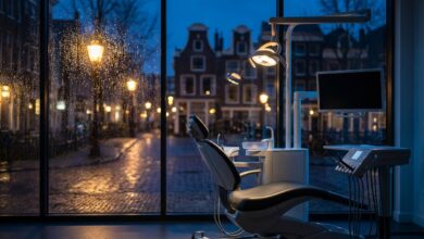 Een lege, moderne tandartsstoel in een schone, goed verlichte behandelkamer 's nachts. Op de achtergrond is een onscherp uitzicht op een Nederlandse stad te zien, wat de 24/7 beschikbaarheid van spoedeisende tandheelkundige zorg symboliseert.