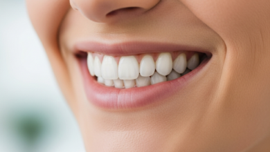 Close-up van een stralende, gezonde glimlach met helderwitte tanden, in een zacht vervaagde, lichte en schone omgeving die een professionele of huiselijke setting suggereert, passend bij de context van Nederland.