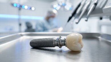 Een gedetailleerde, fotorealistische close-up van een compleet tandimplantaat, bestaande uit een titanium schroef en een porseleinen kroon, in een schone, moderne klinische omgeving.