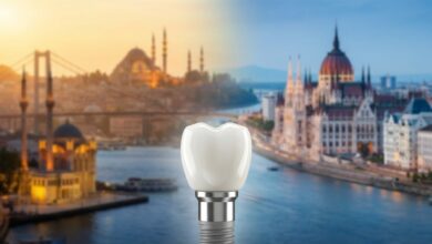 Een perfect, close-up tandimplantaat met een kroon. Op de achtergrond is een gesplitst, onscherp beeld zichtbaar: links de warme skyline van Istanbul, Turkije en rechts de klassieke skyline van Boedapest, Hongarije. Dit symboliseert de keuze voor tandimplantaten in het buitenland.
