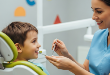 Een vriendelijke kindertandarts die een jong kind geruststelt in een moderne, kleurrijke tandartspraktijk, met focus op preventieve zorg en een positieve ervaring.