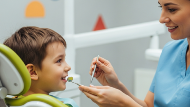 Een vriendelijke kindertandarts die een jong kind geruststelt in een moderne, kleurrijke tandartspraktijk, met focus op preventieve zorg en een positieve ervaring.