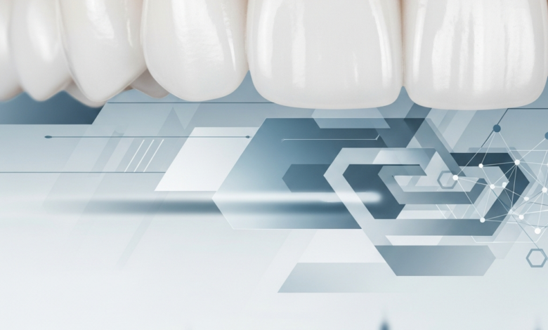 Een close-up van een stralend, gezond gebit in een moderne setting, met op de onscherpe achtergrond abstracte vormen die financiële planning symboliseren en een subtiel Nederlands stadsgezicht.