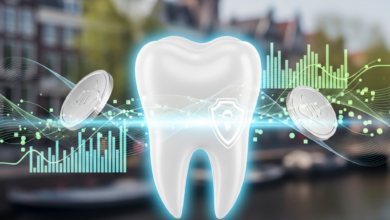 Een schone, perfecte tand op de voorgrond, omringd door abstracte, golvende lijnen en digitale graphics die financiële planning en bescherming symboliseren. Op de achtergrond is een zeer wazig Nederlands stadsbeeld te zien met grachten en architectuur. Geen tekst zichtbaar.