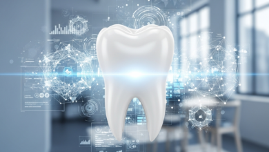 Een gedetailleerde, fotorealistische afbeelding van een gezonde, witte kies met daaromheen abstracte, digitale data die financiële planning en verzekeringen symboliseren, tegen een wazige achtergrond van een moderne, schone kantoor- of kliniekruimte. Geen tekst zichtbaar.