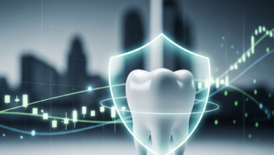 Een fotorealistisch beeld van een perfect witte tand die subtiel wordt omhuld door een doorschijnende, beschermende blauwgroene gloed, op een minimalistische ondergrond. Op de achtergrond zijn vage, abstracte lijnen en patronen te zien die financiële planning en een moderne, georganiseerde stedelijke omgeving suggereren, met een zachte bokeh-onscherpte. Er is geen tekst of merknaam zichtbaar.