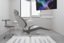 Gedetailleerd beeld van een schone, moderne tandartspraktijk met glanzende metalen instrumenten op een tray en een onscherpe achtergrond van een tandartsstoel en abstracte grafieken op een scherm, wat inzicht in tandartskosten in Nederland suggereert.