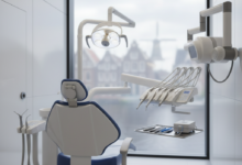Een heldere, photorealistische weergave van een moderne tandartspraktijk in Nederland, met een ergonomische tandartsstoel en geavanceerde medische apparatuur op de voorgrond. Op de sterk vervaagde achtergrond, door een raam, zijn typisch Nederlandse grachtenpanden te zien. De afbeelding ademt een sfeer van hoge kwaliteit, technologie en professionaliteit, met scherpe details en zachte bokeh-effecten.