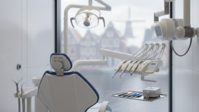 Een heldere, photorealistische weergave van een moderne tandartspraktijk in Nederland, met een ergonomische tandartsstoel en geavanceerde medische apparatuur op de voorgrond. Op de sterk vervaagde achtergrond, door een raam, zijn typisch Nederlandse grachtenpanden te zien. De afbeelding ademt een sfeer van hoge kwaliteit, technologie en professionaliteit, met scherpe details en zachte bokeh-effecten.
