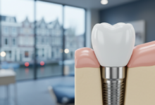 Een gedetailleerde, fotorealistische weergave van een gezonde kies met een subtiel zichtbaar, stevig geïntegreerd titanium tandimplantaat in het kaakbot en tandvlees. De scène is geplaatst in een moderne, schone tandartspraktijk met een onscherp uitzicht op hedendaagse Nederlandse architectuur op de achtergrond. Geen tekst of symbolen zichtbaar.
