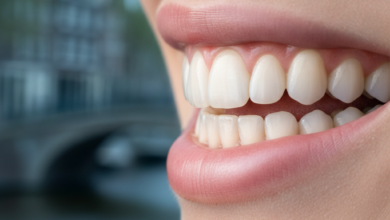 Close-up van een gezond gebit met roze tandvlees en witte tanden, tegen een zeer vervaagde achtergrond van een Nederlandse stad. De focus ligt op optimale mondgezondheid na een tandvleesbehandeling.