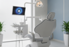 Een fotorealistische afbeelding van een schone, moderne tandartspraktijk met een comfortabele, lege tandartsstoel in het midden. Op de wazige achtergrond zijn subtiel hightech tandheelkundige apparatuur en een scherm met abstracte, tekstloze beelden te zien. De belichting is zacht en gecontroleerd, wat een kalme en geruststellende sfeer creëert. Er is geen tekst of branding zichtbaar.