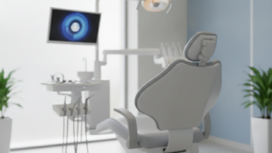 Een fotorealistische afbeelding van een schone, moderne tandartspraktijk met een comfortabele, lege tandartsstoel in het midden. Op de wazige achtergrond zijn subtiel hightech tandheelkundige apparatuur en een scherm met abstracte, tekstloze beelden te zien. De belichting is zacht en gecontroleerd, wat een kalme en geruststellende sfeer creëert. Er is geen tekst of branding zichtbaar.