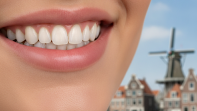 Close-up van een stralend, gezond gebit en lippen, met een onherkenbaar vervaagde achtergrond die typisch Nederlandse grachtenpanden of landschappen suggereert onder natuurlijk licht. De focus ligt op de verzorgde tanden.