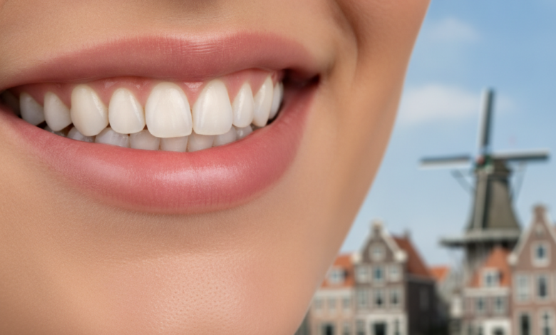 Close-up van een stralend, gezond gebit en lippen, met een onherkenbaar vervaagde achtergrond die typisch Nederlandse grachtenpanden of landschappen suggereert onder natuurlijk licht. De focus ligt op de verzorgde tanden.